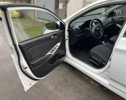 Белый Хендай Соларис, объемом двигателя 1.6 л и пробегом 260 тыс. км за 5500 $, фото 10 на Automoto.ua