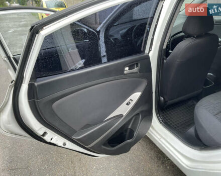 Белый Хендай Соларис, объемом двигателя 1.59 л и пробегом 250 тыс. км за 5200 $, фото 16 на Automoto.ua