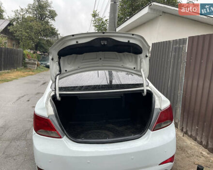 Белый Хендай Соларис, объемом двигателя 1.59 л и пробегом 250 тыс. км за 5200 $, фото 18 на Automoto.ua