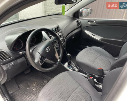 Белый Хендай Соларис, объемом двигателя 1.59 л и пробегом 250 тыс. км за 5200 $, фото 13 на Automoto.ua