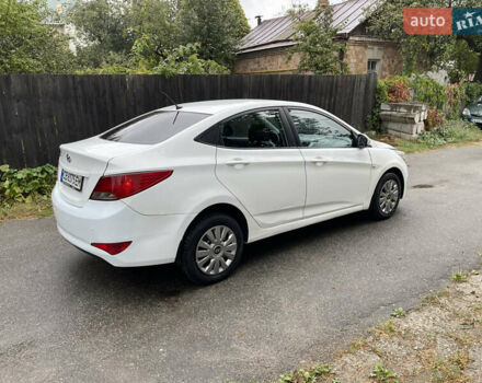 Белый Хендай Соларис, объемом двигателя 1.59 л и пробегом 250 тыс. км за 5200 $, фото 5 на Automoto.ua