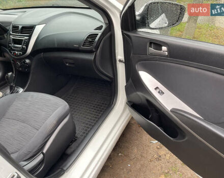 Белый Хендай Соларис, объемом двигателя 1.59 л и пробегом 250 тыс. км за 5200 $, фото 17 на Automoto.ua