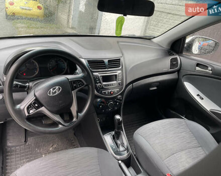 Белый Хендай Соларис, объемом двигателя 1.59 л и пробегом 250 тыс. км за 5200 $, фото 15 на Automoto.ua