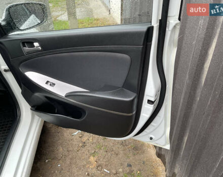 Белый Хендай Соларис, объемом двигателя 1.59 л и пробегом 250 тыс. км за 5200 $, фото 11 на Automoto.ua