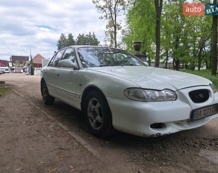 Белый Хендай Соната, объемом двигателя 2 л и пробегом 300 тыс. км за 1700 $, фото 1 на Automoto.ua