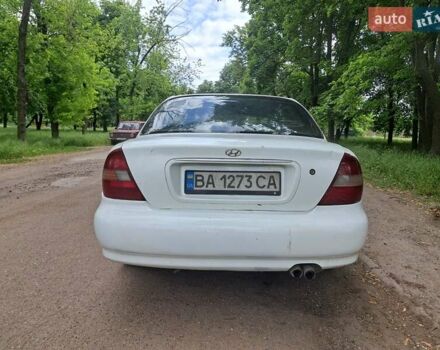 Белый Хендай Соната, объемом двигателя 2 л и пробегом 300 тыс. км за 1700 $, фото 4 на Automoto.ua