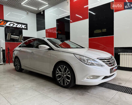 Белый Хендай Соната, объемом двигателя 2.4 л и пробегом 140 тыс. км за 9500 $, фото 2 на Automoto.ua