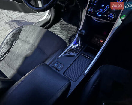 Белый Хендай Соната, объемом двигателя 2.36 л и пробегом 349 тыс. км за 7400 $, фото 9 на Automoto.ua