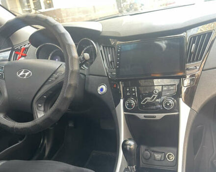 Білий Хендай Соната, об'ємом двигуна 2.36 л та пробігом 210 тис. км за 9300 $, фото 11 на Automoto.ua