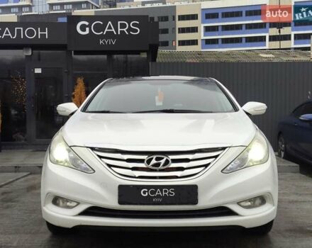 Белый Хендай Соната, объемом двигателя 2.4 л и пробегом 163 тыс. км за 9999 $, фото 1 на Automoto.ua