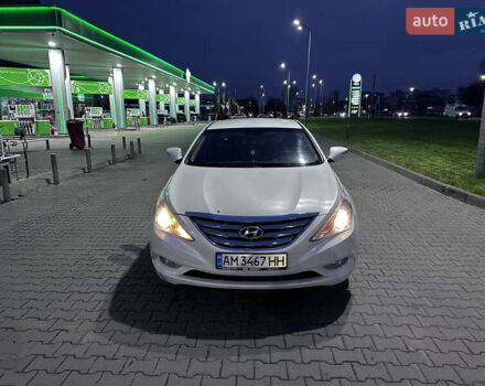 Белый Хендай Соната, объемом двигателя 2.36 л и пробегом 349 тыс. км за 7400 $, фото 5 на Automoto.ua