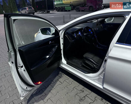 Белый Хендай Соната, объемом двигателя 2.36 л и пробегом 349 тыс. км за 7400 $, фото 6 на Automoto.ua