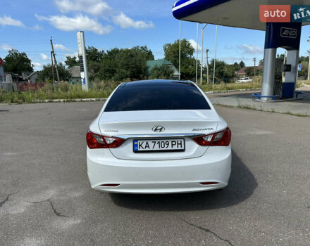 Белый Хендай Соната, объемом двигателя 2.4 л и пробегом 261 тыс. км за 9400 $, фото 3 на Automoto.ua