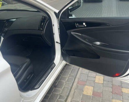 Білий Хендай Соната, об'ємом двигуна 2.36 л та пробігом 210 тис. км за 9300 $, фото 12 на Automoto.ua