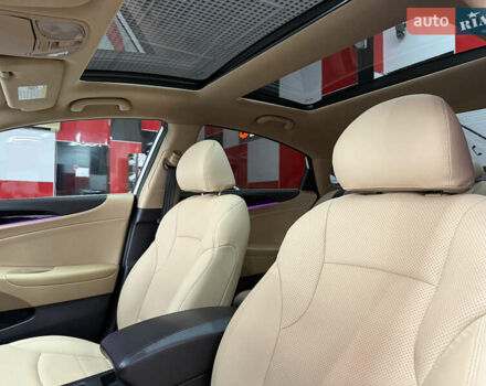 Белый Хендай Соната, объемом двигателя 2.4 л и пробегом 140 тыс. км за 9500 $, фото 8 на Automoto.ua