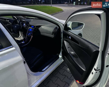 Белый Хендай Соната, объемом двигателя 2.36 л и пробегом 349 тыс. км за 7400 $, фото 7 на Automoto.ua