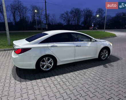 Белый Хендай Соната, объемом двигателя 2.36 л и пробегом 349 тыс. км за 7400 $, фото 2 на Automoto.ua