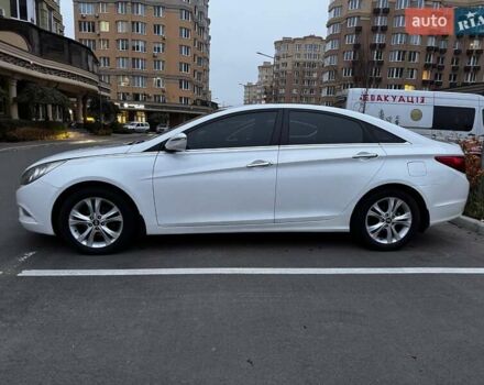 Белый Хендай Соната, объемом двигателя 2.4 л и пробегом 224 тыс. км за 9900 $, фото 3 на Automoto.ua