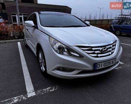Белый Хендай Соната, объемом двигателя 2.4 л и пробегом 224 тыс. км за 9900 $, фото 1 на Automoto.ua