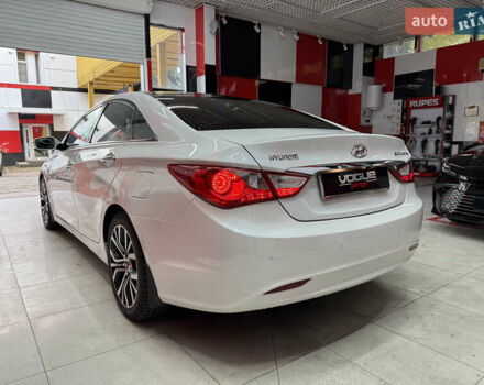 Белый Хендай Соната, объемом двигателя 2.4 л и пробегом 140 тыс. км за 9500 $, фото 5 на Automoto.ua