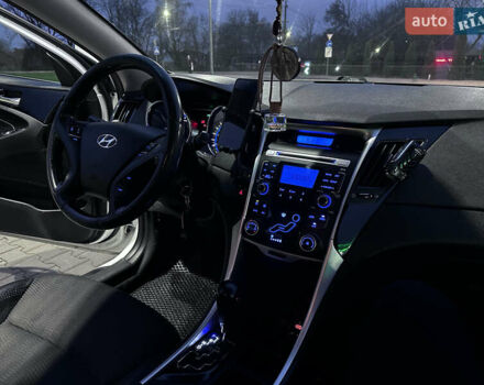 Белый Хендай Соната, объемом двигателя 2.36 л и пробегом 349 тыс. км за 7400 $, фото 10 на Automoto.ua