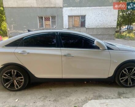 Белый Хендай Соната, объемом двигателя 2 л и пробегом 361 тыс. км за 6500 $, фото 3 на Automoto.ua