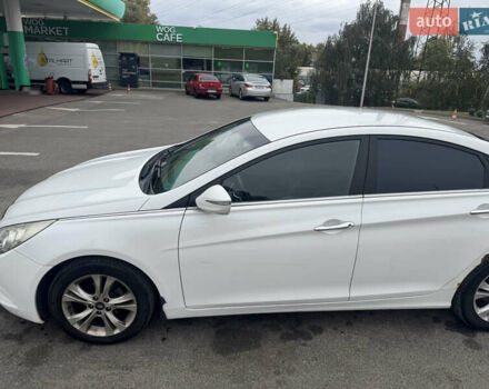 Белый Хендай Соната, объемом двигателя 2 л и пробегом 306 тыс. км за 6400 $, фото 5 на Automoto.ua