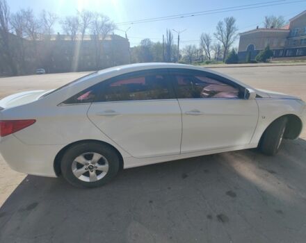 Белый Хендай Соната, объемом двигателя 2 л и пробегом 290 тыс. км за 6000 $, фото 1 на Automoto.ua