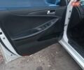 Белый Хендай Соната, объемом двигателя 2 л и пробегом 197 тыс. км за 7500 $, фото 6 на Automoto.ua