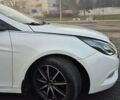 Белый Хендай Соната, объемом двигателя 2.36 л и пробегом 226 тыс. км за 8000 $, фото 3 на Automoto.ua