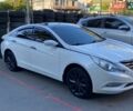 Белый Хендай Соната, объемом двигателя 2.36 л и пробегом 172 тыс. км за 11500 $, фото 1 на Automoto.ua