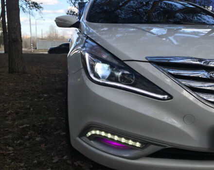 Белый Хендай Соната, объемом двигателя 2.36 л и пробегом 288 тыс. км за 7200 $, фото 5 на Automoto.ua