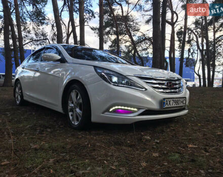 Белый Хендай Соната, объемом двигателя 2.36 л и пробегом 288 тыс. км за 7200 $, фото 3 на Automoto.ua