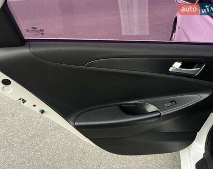 Хендай Соната 2011 в Киеве на Automoto.ua Белый Хендай Соната, объемом двигателя 2 л и пробегом 291 тыс. км за 7600 $, фото 23 на Automoto.ua