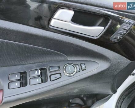 Білий Хендай Соната, об'ємом двигуна 2.36 л та пробігом 693 тис. км за 7500 $, фото 19 на Automoto.ua