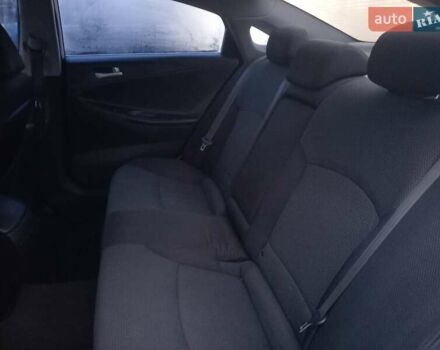 Белый Хендай Соната, объемом двигателя 2 л и пробегом 197 тыс. км за 7500 $, фото 9 на Automoto.ua