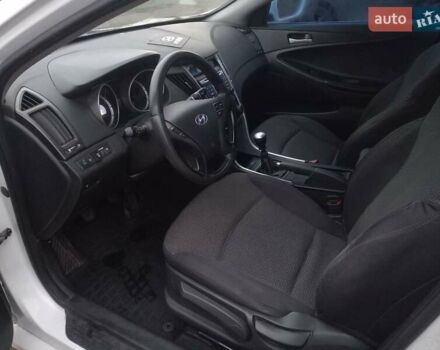 Белый Хендай Соната, объемом двигателя 2 л и пробегом 197 тыс. км за 7500 $, фото 7 на Automoto.ua