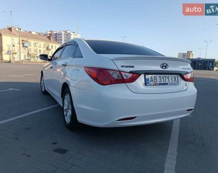 Белый Хендай Соната, объемом двигателя 2 л и пробегом 190 тыс. км за 7900 $, фото 3 на Automoto.ua