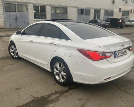Белый Хендай Соната, объемом двигателя 2.36 л и пробегом 169 тыс. км за 8500 $, фото 1 на Automoto.ua