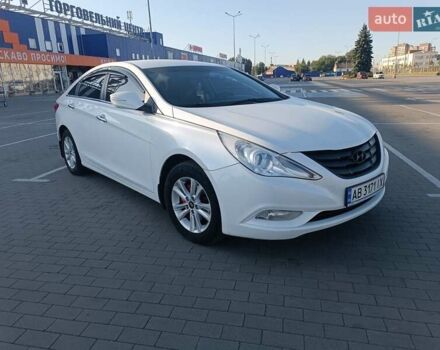Белый Хендай Соната, объемом двигателя 2 л и пробегом 190 тыс. км за 7900 $, фото 1 на Automoto.ua
