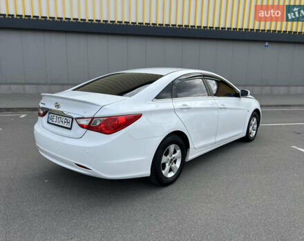 Хендай Соната 2011 в Киеве на Automoto.ua Белый Хендай Соната, объемом двигателя 2 л и пробегом 291 тыс. км за 7600 $, фото 5 на Automoto.ua