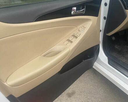 Белый Хендай Соната, объемом двигателя 2.36 л и пробегом 169 тыс. км за 8500 $, фото 6 на Automoto.ua