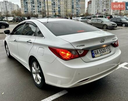 Белый Хендай Соната, объемом двигателя 2 л и пробегом 160 тыс. км за 7500 $, фото 4 на Automoto.ua