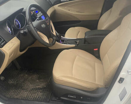 Белый Хендай Соната, объемом двигателя 2.36 л и пробегом 169 тыс. км за 8500 $, фото 5 на Automoto.ua