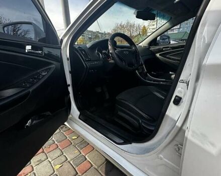 Білий Хендай Соната, об'ємом двигуна 2.36 л та пробігом 197 тис. км за 8000 $, фото 7 на Automoto.ua