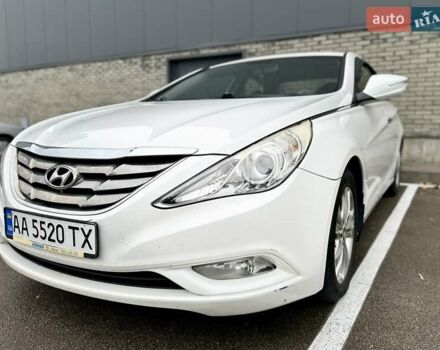 Белый Хендай Соната, объемом двигателя 2 л и пробегом 160 тыс. км за 7500 $, фото 1 на Automoto.ua