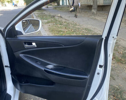 Белый Хендай Соната, объемом двигателя 2 л и пробегом 226 тыс. км за 7300 $, фото 8 на Automoto.ua