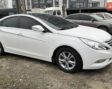 Белый Хендай Соната, объемом двигателя 2.36 л и пробегом 98 тыс. км за 12200 $, фото 1 на Automoto.ua