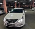 Белый Хендай Соната, объемом двигателя 2 л и пробегом 250 тыс. км за 8500 $, фото 1 на Automoto.ua