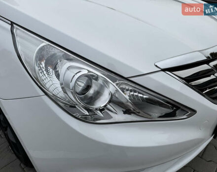 Белый Хендай Соната, объемом двигателя 2.36 л и пробегом 98 тыс. км за 12200 $, фото 8 на Automoto.ua